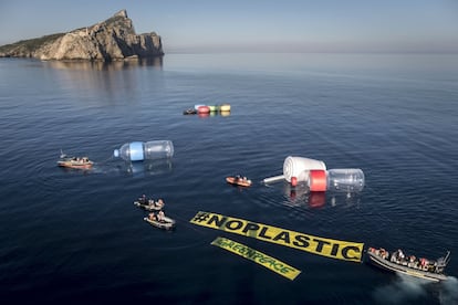 Ação simbólica de Greenpeace para viabilizar o problema da contaminação no mar Mediterrâneo.