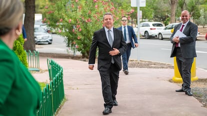 El presidente de Castilla-La Mancha, Emiliano García-Page, llega al acto de conmemoración del 50º Aniversario del Parque Empresarial Campollano, el 12 de junio en Albacete.