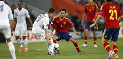 Xavi pugna con Koscielny