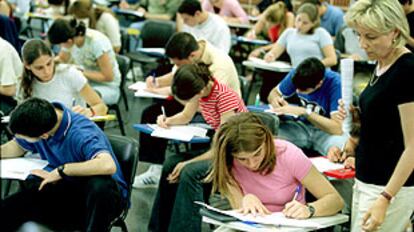 Un aulario de la Universidad de Valencia, donde comenzaron ayer los tres días de exámenes de selectividad.