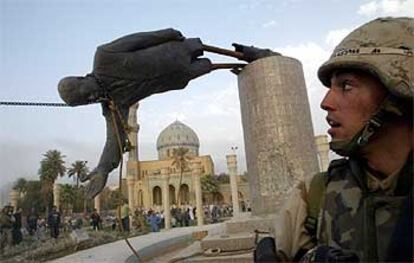 Un soldado estadounidense observa el derribo de la estatua de Sadam en Bagdad, que simbolizó la caída del régimen.