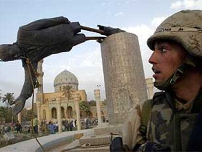 Un soldado estadounidense observa el derribo de la estatua de Sadam en Bagdad, que simbolizó la caída del régimen.