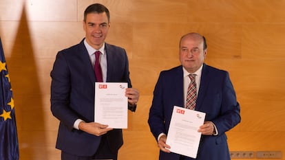 El presidente del Gobierno, Pedro Sánchez (a la izquierda), y el presidente del PNV, Andoni Ortuzar, firman el acuerdo para la investidura el pasado 10 de noviembre en Madrid.