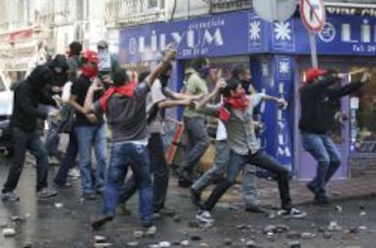 Manifestantes lanzando piedras a la Polic&iacute;a en el centro de Estambul