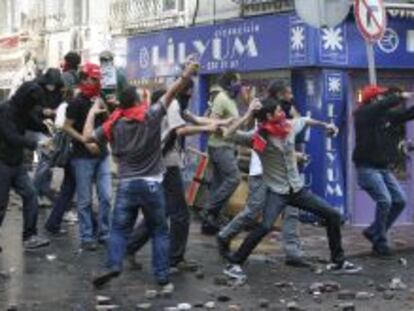 Manifestantes lanzando piedras a la Polic&iacute;a en el centro de Estambul