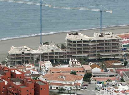 El hotel La Rada, en construcción y que se va a demoler, en primera línea de playa.