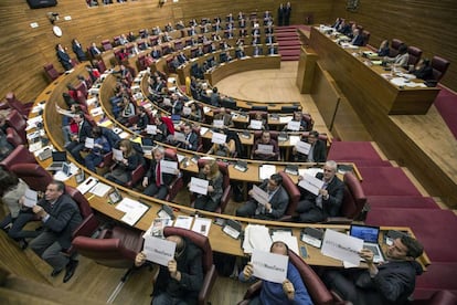 Los diputados de los grupos de la oposici&oacute;n, con carteles de &#039;RTVV no es tanca&#039; (RTVV no se cierra), dan la espalda al grupo popular en 2013.