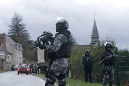 Agentes de la polic&iacute;a de intervenci&oacute;n francesa GIPN, durante la operaci&oacute;n para capturar a los terroristas.