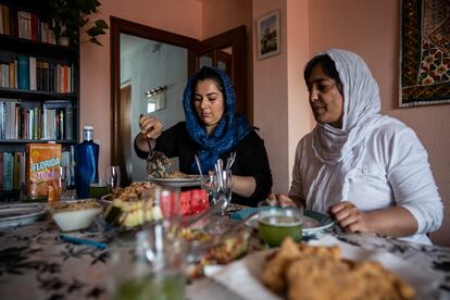 Khadija y Massouda, en el salón del piso que comparten en Salamanca.