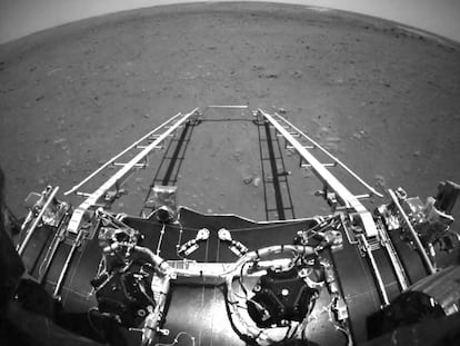 Imagen de la rampa de descenso tomada por 'Zhurong' sobre la superficie de Marte.