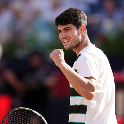 Spain's Carlos Alcaraz reacts after winning a point to Spain's Roberto Bautista Agut during their semifinal match of The Queen's Club tennis tournament, in London, Saturday June 21, 2025. (Adam Davy/PA via AP)