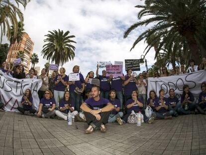 Juan Marrero poses with protestors supporting his sister in Las Palmas on Thursday.