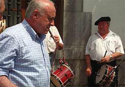 Xabier Arzalluz, ayer, durante un acto con militantes de su partido en Arrigorriaga (Vizcaya).