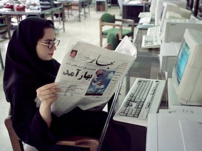 Una periodista lee el primer número 'Bahar', en 2000, hoy perseguido.
