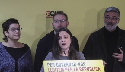 Los cuatro diputados electos por la CUP, Maria Sirvent, Vidal Aragonés, Natàlia Sánchez y Carles Riera, en una rueda de prensa.