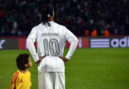 Ronaldinho, tras caer contra el Raja.