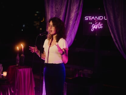 Melissa Yamel (27 años), la comediante mexicana fundadora de 'Morras Insolentes', una productora de comedia 'stand up' feminista, durante un evento en 2021.