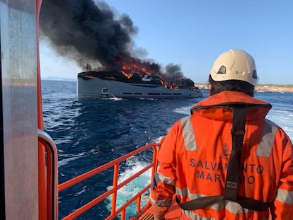 El yate ardiendo en Formentera, en una imagen facilitada por Salvamento Marítimo.