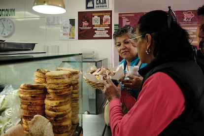 Dos comensales reciben su pedido en la caja de 'Doña Segunda'.