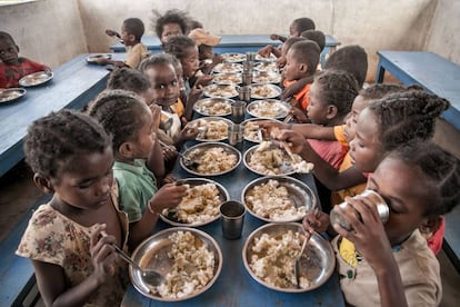 Distribución de alimentos en el Sur de Madagascar durante la sequía de 2018. La cara de la niña que mira a cámara expresa bien lo que piensan de los recortes de la financiación a las ONG.