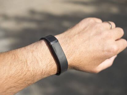 Usa la pulsera de ejercicio que le ha traído Papá Noel para rebañar el guacamole