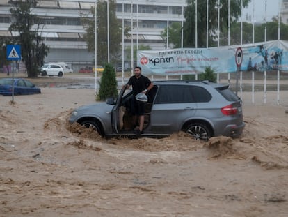 Un hombre intenta salir de su coche en la ciudad griega de Volos, una de las más castigadas por la dana Daniel, este miércoles.