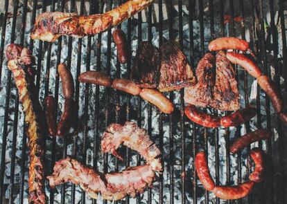 Después de levantar sacos de cemento, una buena parrillada no sienta mal