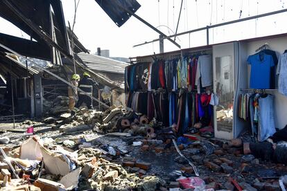 Restos del centro comercial destruido en una imagen tomada este martes. Kremenchuk, con 217.000 habitantes antes de la invasión rusa, cuenta con la refinería de petróleo más grande de Ucrania. Situada a la ribera del río Dnieper, es una importante localidad industrial con empresas fabricantes de camiones y de vagones de trenes, aunque este es el primer golpe sobre los civiles que sufre.