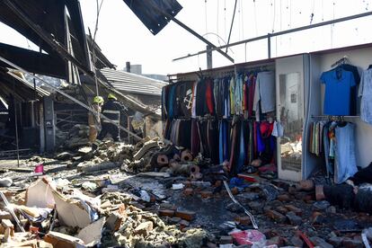 Restos del centro comercial destruido en una imagen tomada este martes. Kremenchuk, con 217.000 habitantes antes de la invasión rusa, cuenta con la refinería de petróleo más grande de Ucrania. Situada a la ribera del río Dnieper, es una importante localidad industrial con empresas fabricantes de camiones y de vagones de trenes, aunque este es el primer golpe sobre los civiles que sufre.
