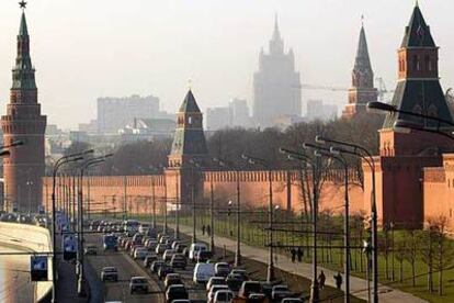 Atasco automovilístico junto a las murallas del Kremlin en 2003.