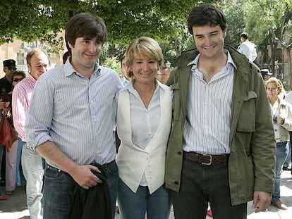 Esperanza Aguirre, con sus hijos Álvaro (izquierda) y Fernando.