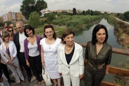 La ministra Elena Espinosa y la alcaldesa de Quart de Poblet, Carmen Martínez, ayer, en el parque fluvial del Turia.