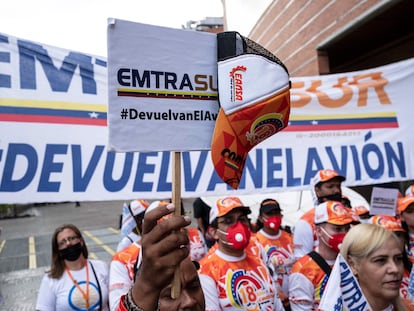 Trabajadores de la aerolínea venezolana Conviasa reclaman ante la Embajada de Argentina la entrega del avión de Emtrasur retenido en Buenos Aires, este jueves en Caracas.