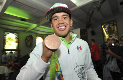 Rodríguez muestra su medalla