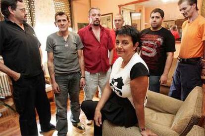 Gloria Iglesias, con algunas de las personas que tiene acogidas en su casa.