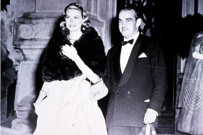En mayo de 1949 murió su abuelo, el príncipe Luis II y Raniero se convirtió en el príncipe de los monegascos, con 26 años. Subió al trono el 19 de noviembre de 1949 y fue coronado en Montecarlo el 12 de abril de 1950. Seis años después se anunció su compromiso matrimonial con la actriz norteamericana Grace Kelly.