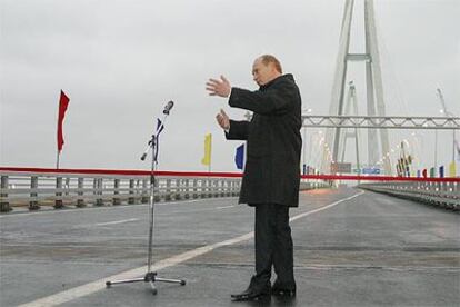 El presidente Putin habla en la ceremonia de apertura de un nuevo puente en San Petersburgo, el pasado miércoles.