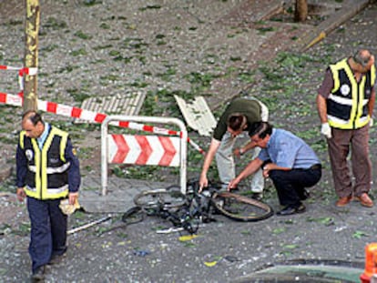 Los policías señalan los restos de la bicicleta bomba que ETA hizo estallar en la calle de López de Hoyos, al paso del general Justo Oreja Pedraza.