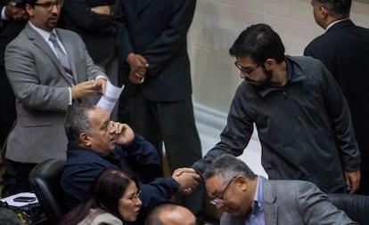 Diosdado Cabella (izquierda) y Miguel Pizarro, de la MUD, se saludan en la Asamblea Nacional, el mi&eacute;rcoles en Caracas.