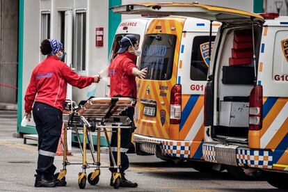Trabajadores de ambulancias desinfecta su ropa en las emergencias del Hospital Greenacres en Port Elizabeth (Sudáfrica). Con cerca de 10.000 infectados y más de un centenar de muertos diarios en los últimos días, Sudáfrica es el país más golpeado del continente africano. Ya ha reportado más de 220.000 casos y 3.600 fallecidos.