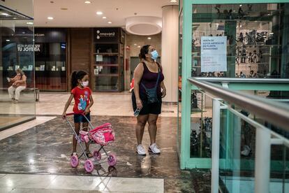 Melissa Salazar y su hija Alondra este miércoles al mediodía en el interior del centro comercial Alcalá Norte, en el distrito de Ciudad Lineal (este de Madrid capital).