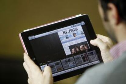 Lectura de EL PA&Iacute;S en una tableta con Kiosko y M&aacute;s.