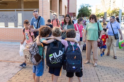 Llegada de estudiantes y familias al colegio público Vicent Marçà de Castellón, este lunes.