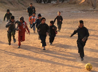 Un grupo de niños juegan al fútbol a las afueras de Herat (Afganistán).