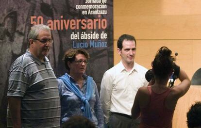 Iñaki Beristain (izquierda), junto a Mari Cruz Gordoa y Juan Biain, miembros de Arantzazu Adiskideak.