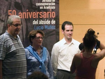 Iñaki Beristain (izquierda), junto a Mari Cruz Gordoa y Juan Biain, miembros de Arantzazu Adiskideak.