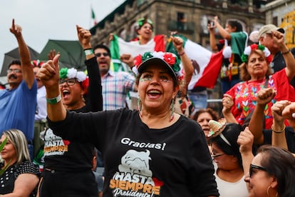 Asistentes a la celebración gritan consignas y juegan al caer la tarde en el Zócalo. 