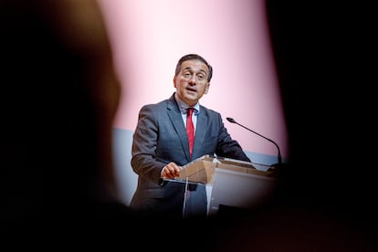 Albares afirma que es “partidario” de expulsar al equipo israelí de La Vuelta, pero que no depende del Gobierno
