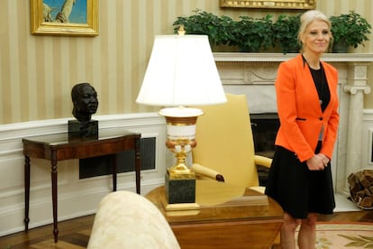 El busto de Martin Luther King que Donald Trump ha mantenido en el Despacho Oval, a pesar de que equivocadamente un periodista que cubre la Casa Blanca dijo que había sido retirado. Frente a él, la asesora de Trump Kellyanne Conway.