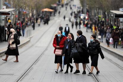 Ambiente en una calle de Jerusalén este jueves, tres días antes del tercer confinamiento de Israel.